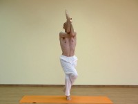Yoga asana: 064-Garudasana